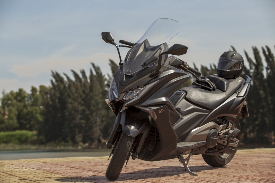 kymco ak550 chiec maxi scooter chay pho hay di xa deu suong