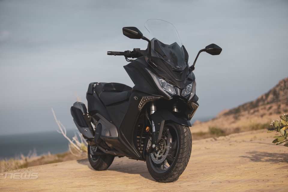 kymco ak550 chiec maxi scooter chay pho hay di xa deu suong