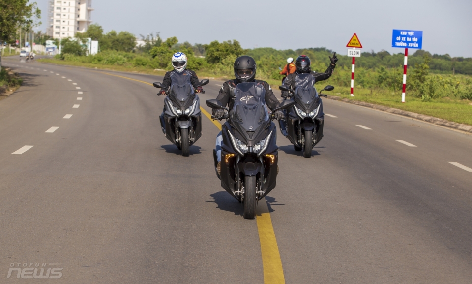 kymco ak550 chiec maxi scooter chay pho hay di xa deu suong