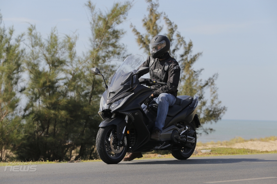 kymco ak550 chiec maxi scooter chay pho hay di xa deu suong