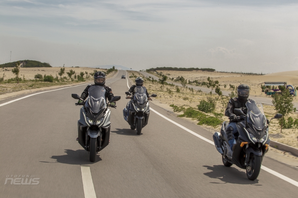 kymco ak550 chiec maxi scooter chay pho hay di xa deu suong