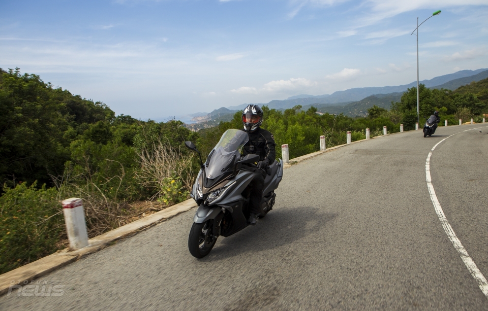 kymco ak550 chiec maxi scooter chay pho hay di xa deu suong