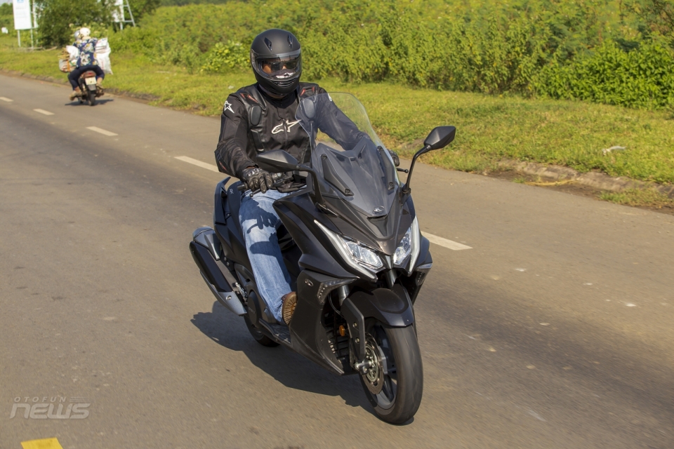 kymco ak550 chiec maxi scooter chay pho hay di xa deu suong