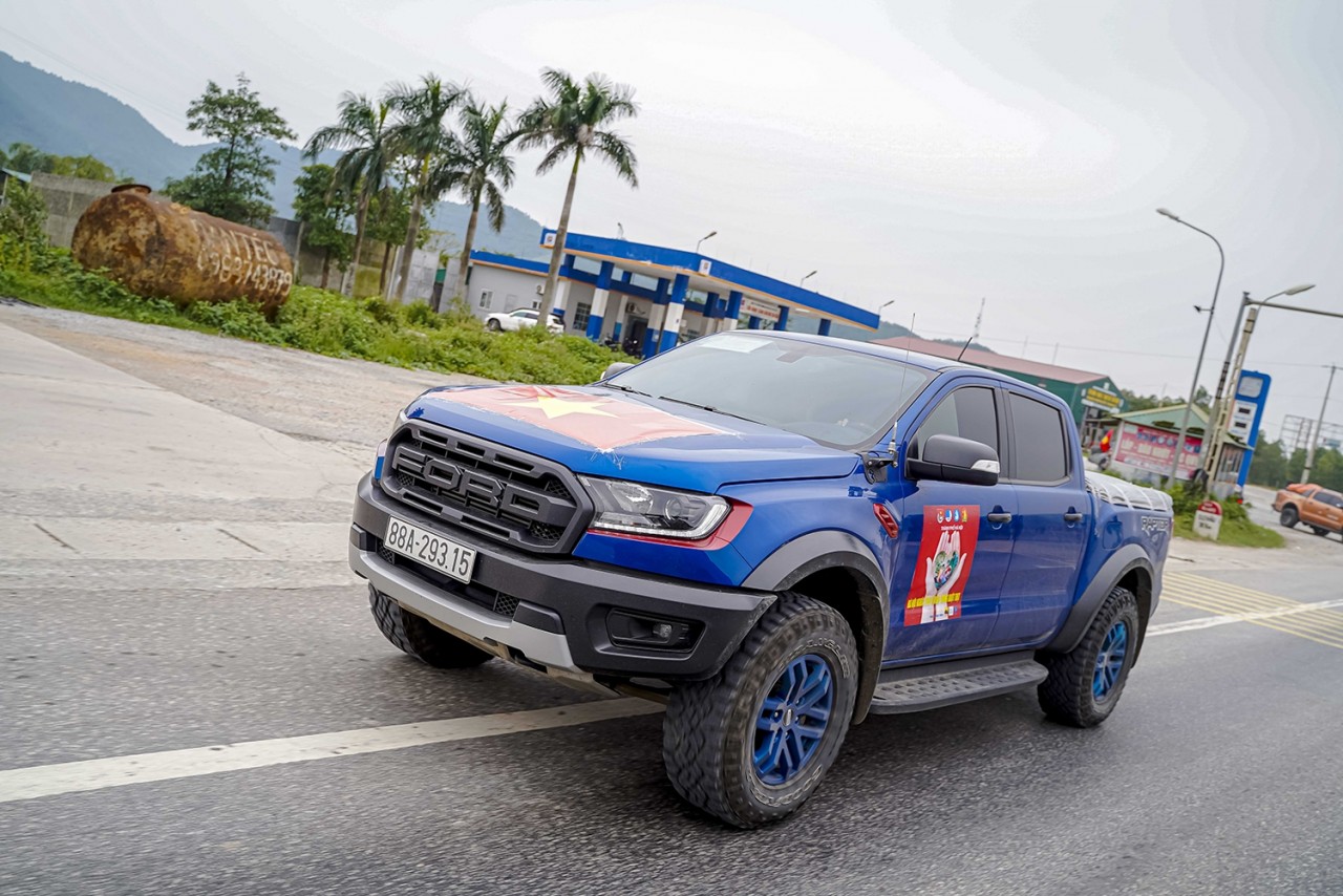 Giá ra biển Ford Ranger Raptor giảm bao nhiêu khi được coi là xe bán tải