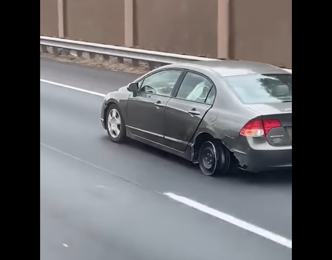 [Video] Mất lốp trơ hết bộ vành, Honda Civic vẫn chạy bon bon trên phố