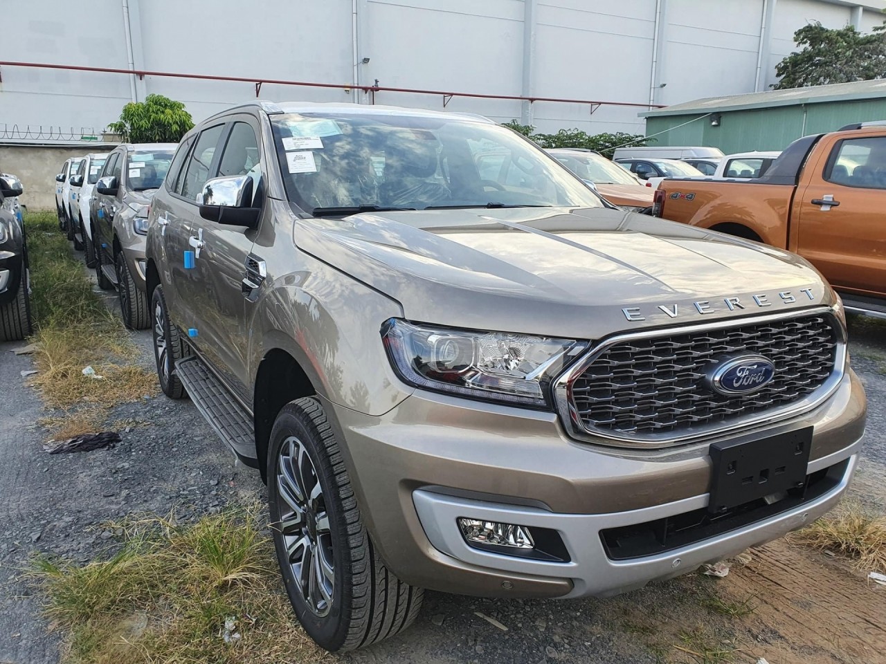 Lô xe Ford Everest 2021 đặt chân đến Việt Nam