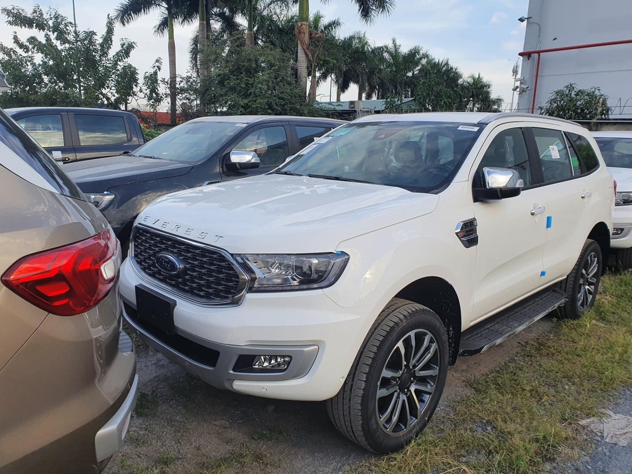 Lô xe Ford Everest 2021 đặt chân đến Việt Nam