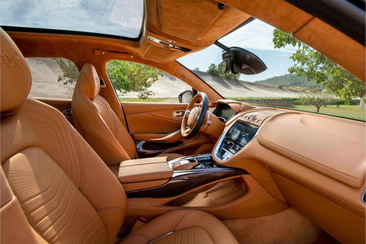Aston Martin DBX thứ hai đặt chân đến Việt Nam