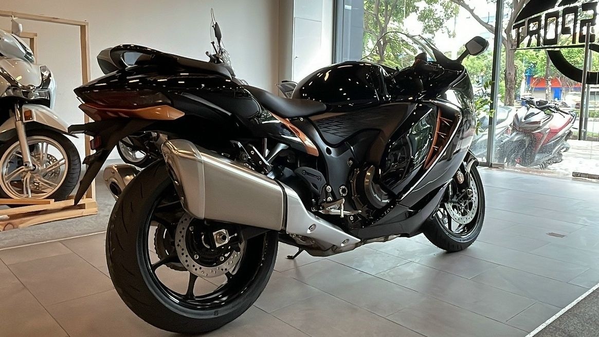 'Thần gió' Suzuki Hayabusa 2022 đầu tiên đặt chân đến Việt Nam