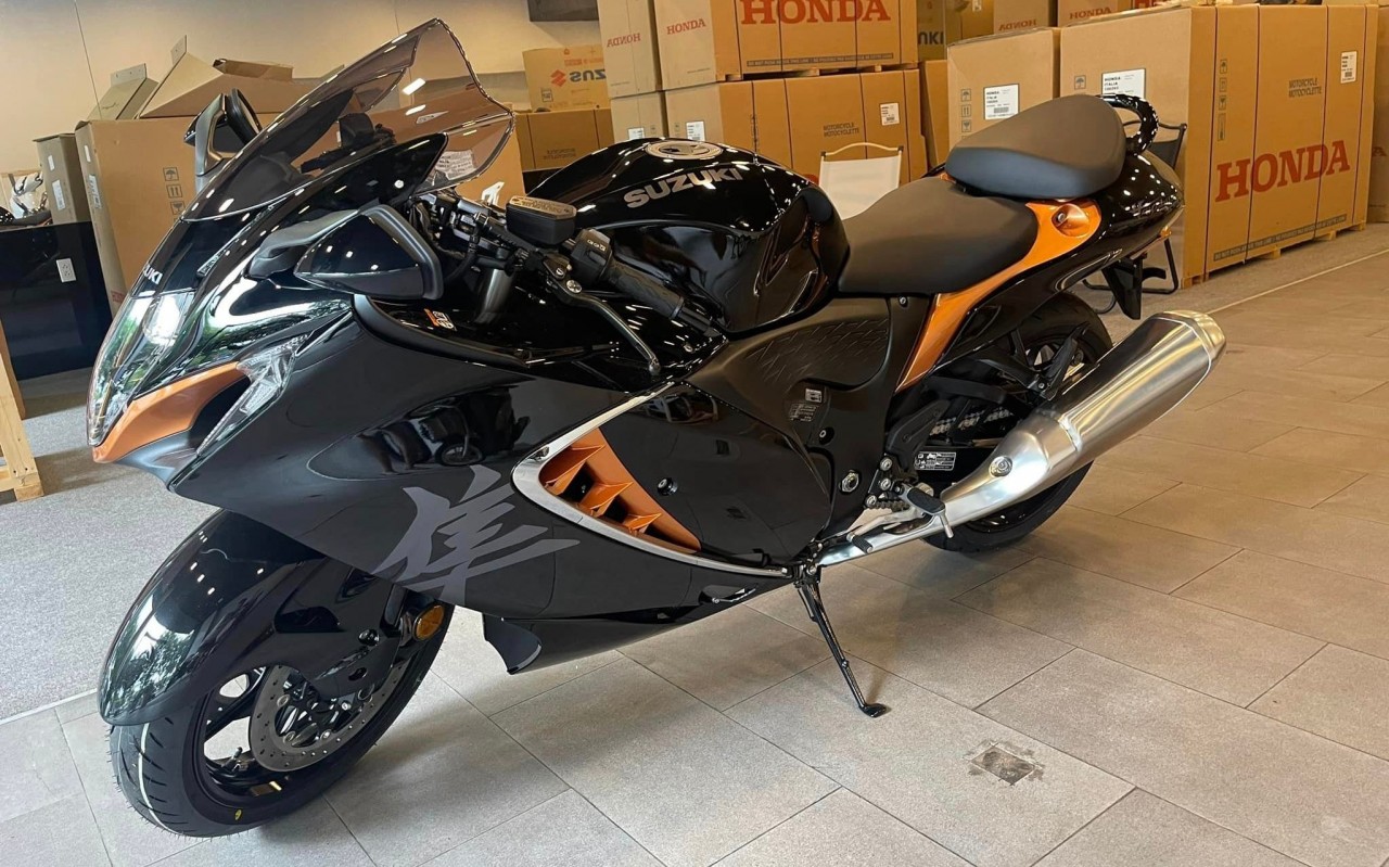 'Thần gió' Suzuki Hayabusa 2022 đầu tiên đặt chân đến Việt Nam