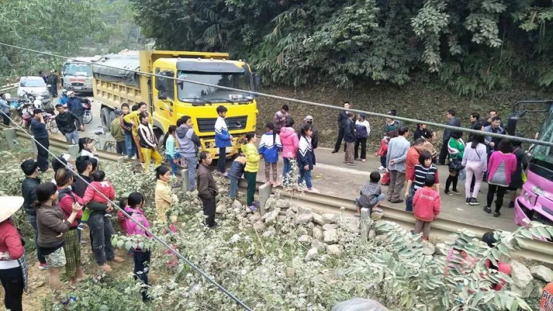 gan 30 nguoi thoat chet trong vu tai nan giao thong o hoa binh