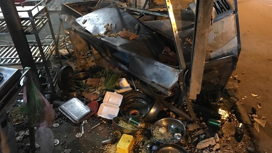 TP Hồ Chí Minh: Tài xế lớn tiếng thách thức sau khi lái ô tô tông quán ốc