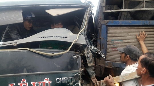 Đà Nẵng: Hơn 1 giờ giải cứu tài xế xe tải mắc kẹt trong cabin
