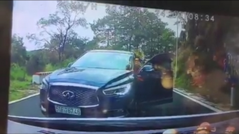 Clip: Ô tô hạng sang vượt ẩu trên đèo còn chỉ tay dằn mặt người đi đường