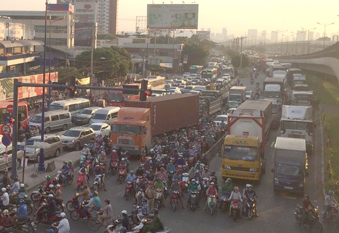 xe dau keo dai nao cau vuot giao thong cua ngo tp ho chi minh ket cung