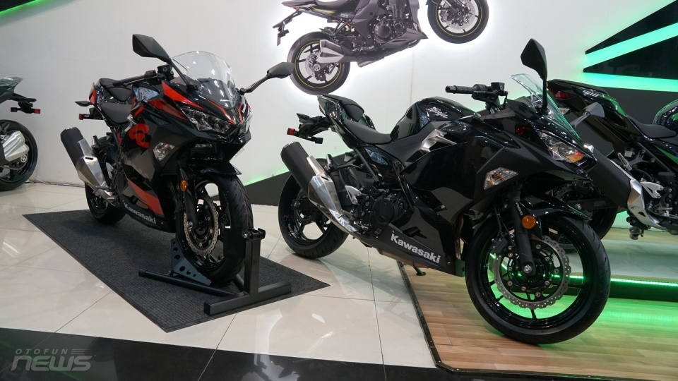 Motorrock giới thiệu phiên bản độc quyền của Ninja 400 ABS và W175