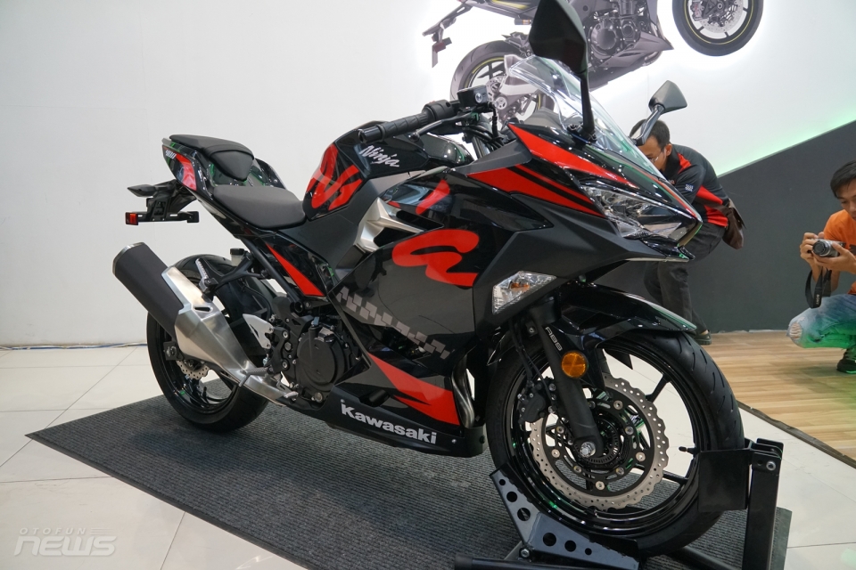 motorrock gioi thieu phien ban dac biet doc quyen ninja 400 abs va w175