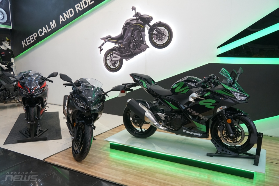 motorrock gioi thieu phien ban dac biet doc quyen ninja 400 abs va w175