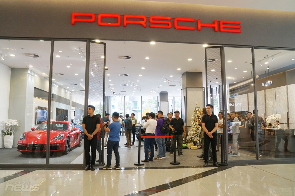 porsche mang 3 mau xe tien ty den phong trung bay moi tai tp ho chi minh