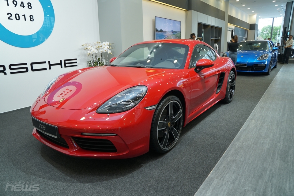 porsche mang 3 mau xe tien ty den phong trung bay moi tai tp ho chi minh