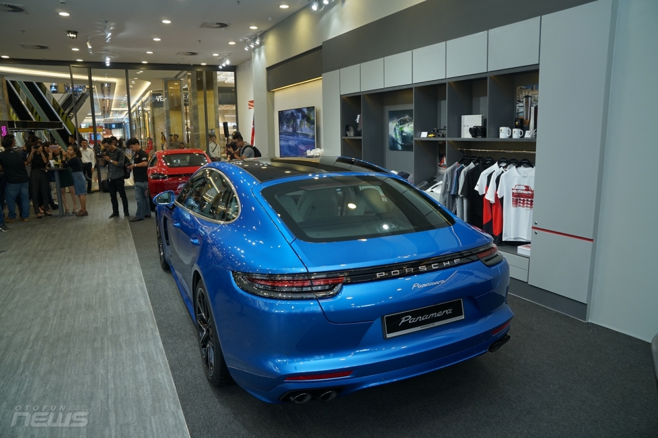 porsche mang 3 mau xe tien ty den phong trung bay moi tai tp ho chi minh