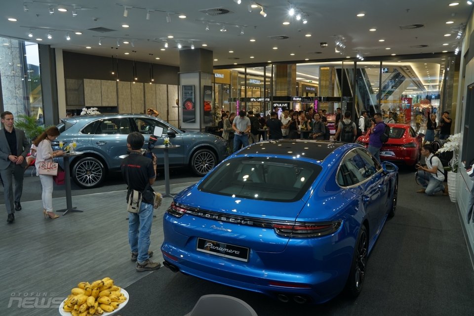 porsche mang 3 mau xe tien ty den phong trung bay moi tai tp ho chi minh