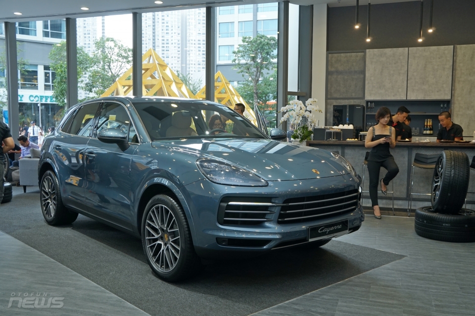 porsche mang 3 mau xe tien ty den phong trung bay moi tai tp ho chi minh