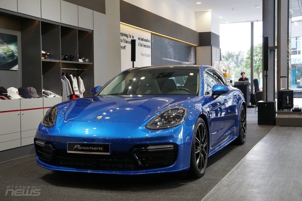 porsche mang 3 mau xe tien ty den phong trung bay moi tai tp ho chi minh
