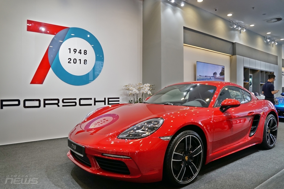 porsche mang 3 mau xe tien ty den phong trung bay moi tai tp ho chi minh