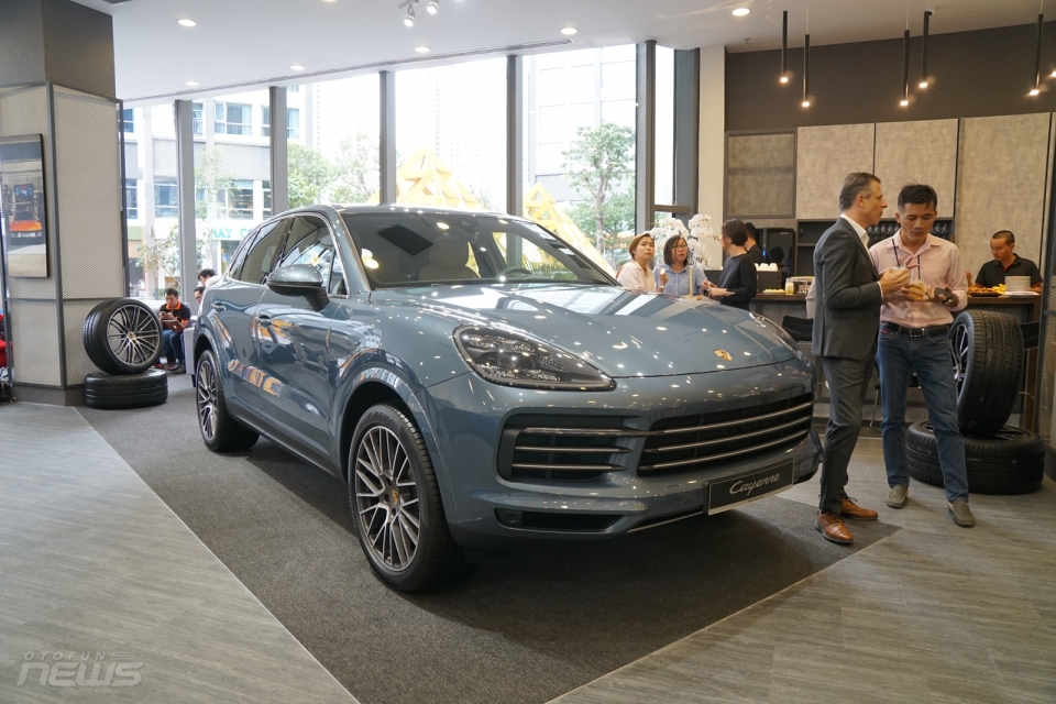 porsche mang 3 mau xe tien ty den phong trung bay moi tai tp ho chi minh