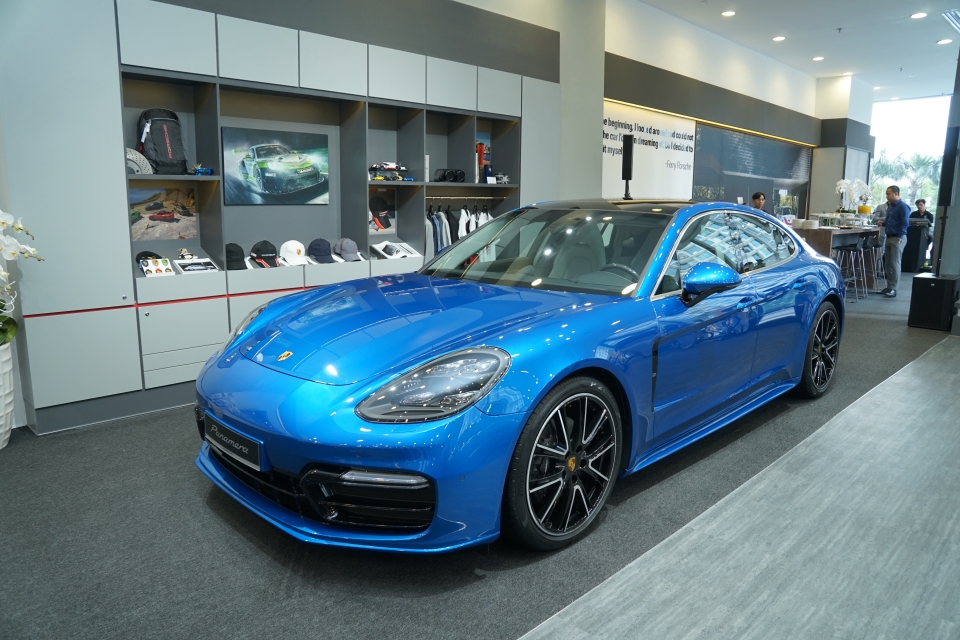 porsche mang 3 mau xe tien ty den phong trung bay moi tai tp ho chi minh