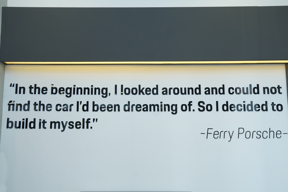 porsche mang 3 mau xe tien ty den phong trung bay moi tai tp ho chi minh