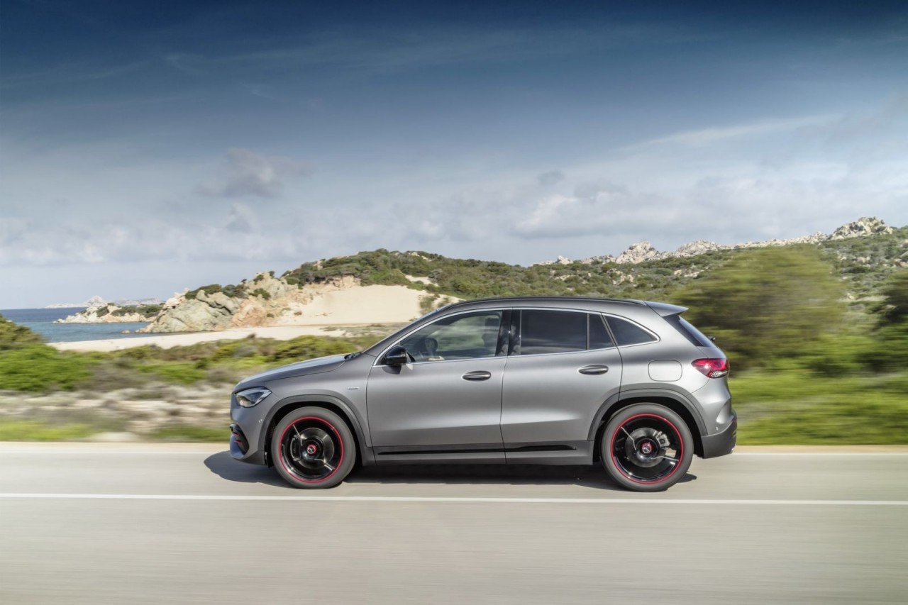 Mercedes-Benz GLA 2021 chính thức lộ diện