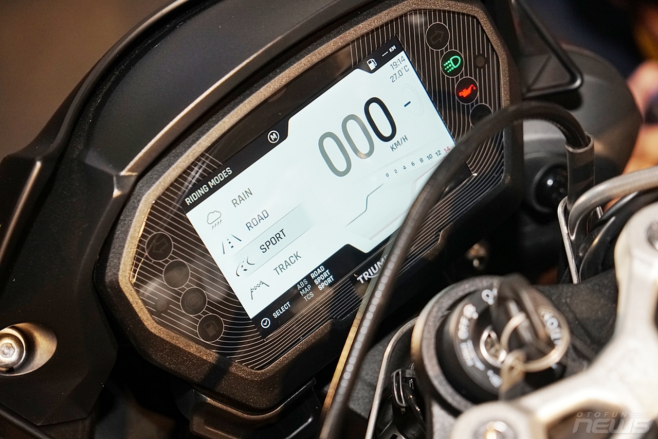 mo to duong pho street triple rs 2020 co gia 435 trieu dong