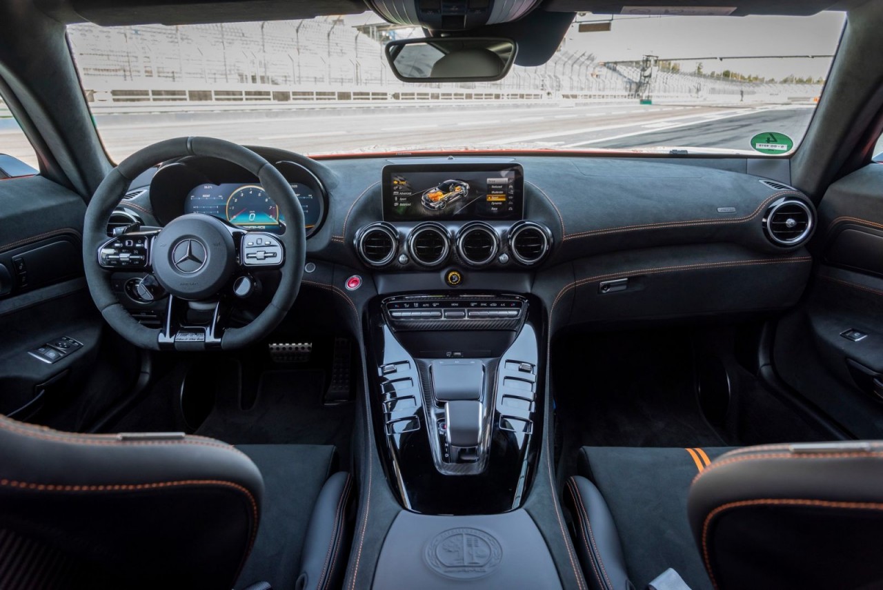 Mercedes AMG GT Black Series 2021 có giá 325.000 USD