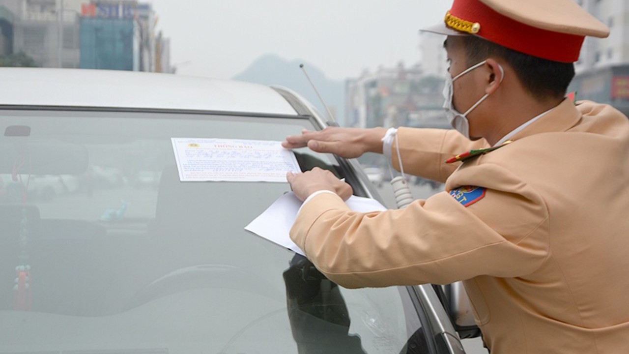 Hà Nội sẽ dán thông báo "phạt nguội" trên kính xe ô tô vi phạm dừng, đỗ