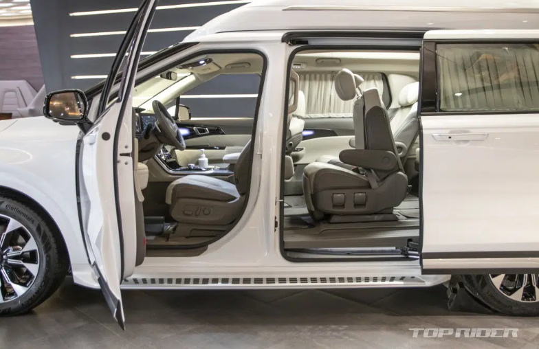 KIA Sedona High Limousine chuẩn bị đến tay khách hàng với giá 54.420 USD