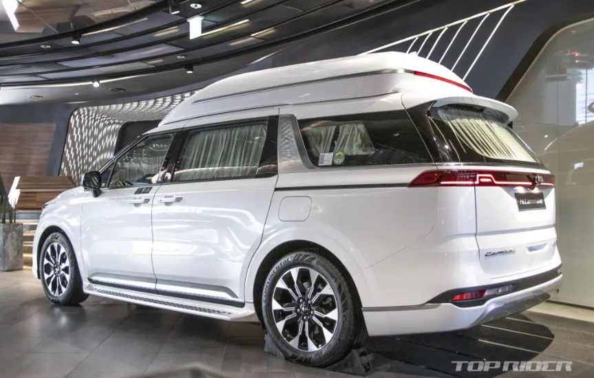 KIA Sedona High Limousine chuẩn bị đến tay khách hàng với giá 54.420 USD