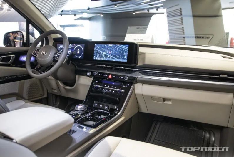 KIA Sedona High Limousine chuẩn bị đến tay khách hàng với giá 54.420 USD