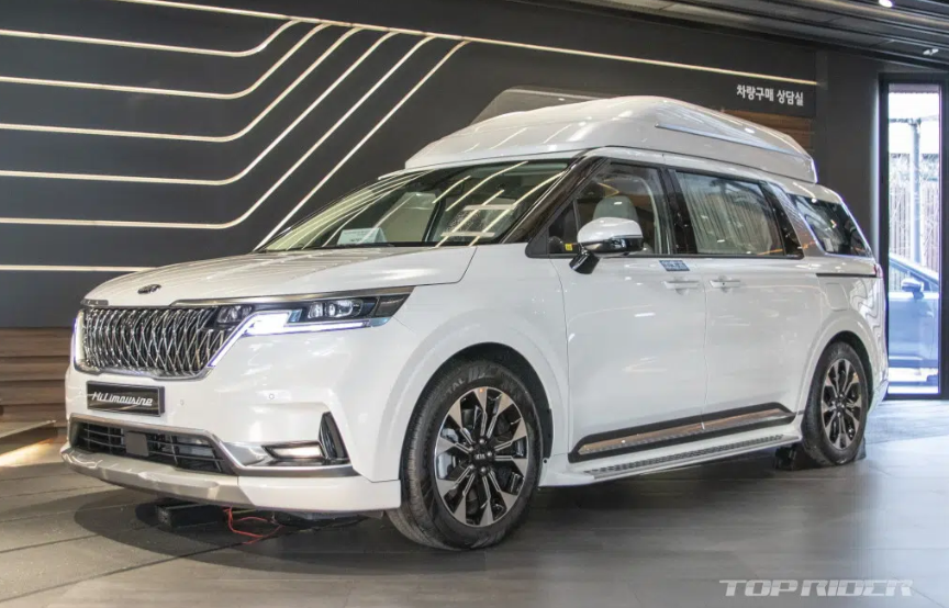KIA Sedona High Limousine chuẩn bị đến tay khách hàng với giá 54.420 USD