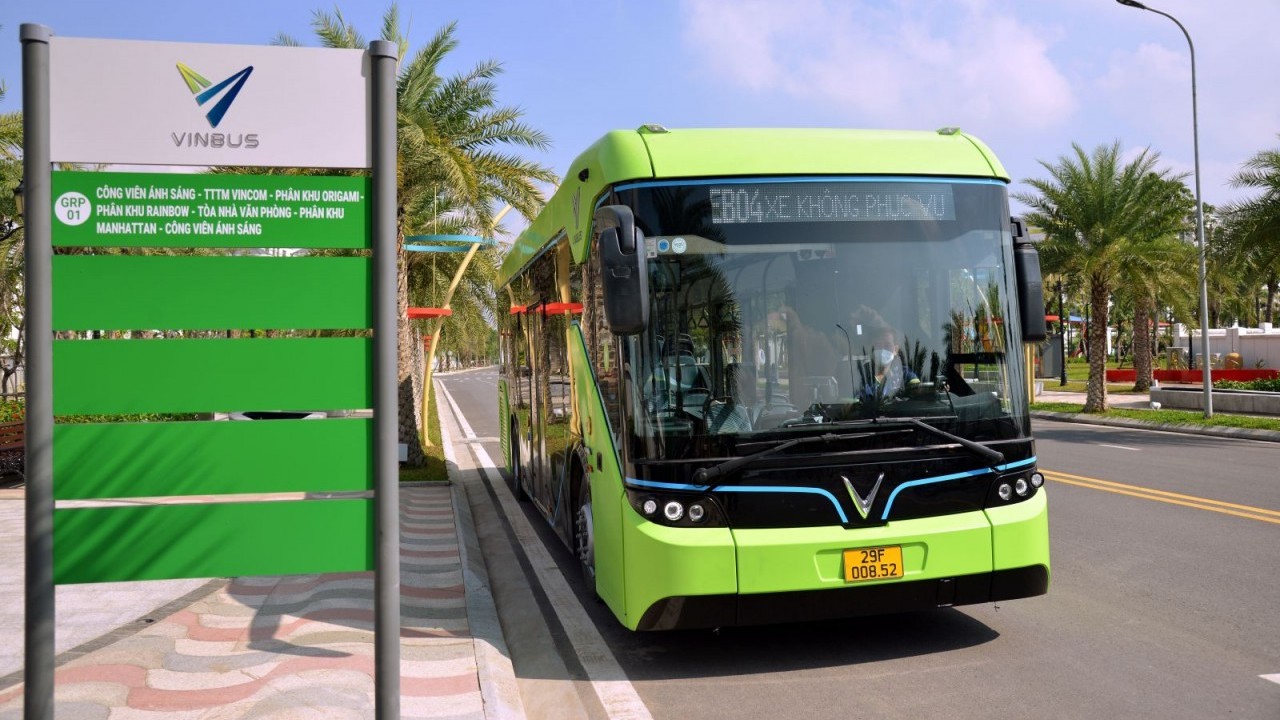 Xe buýt điện VinBus xuất hiện trên đường phố Sài Gòn