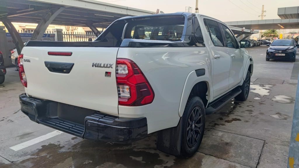 Toyota Hilux phiên bản GS Sport đầu tiên về Việt Nam có giá 1,1 tỷ đồng