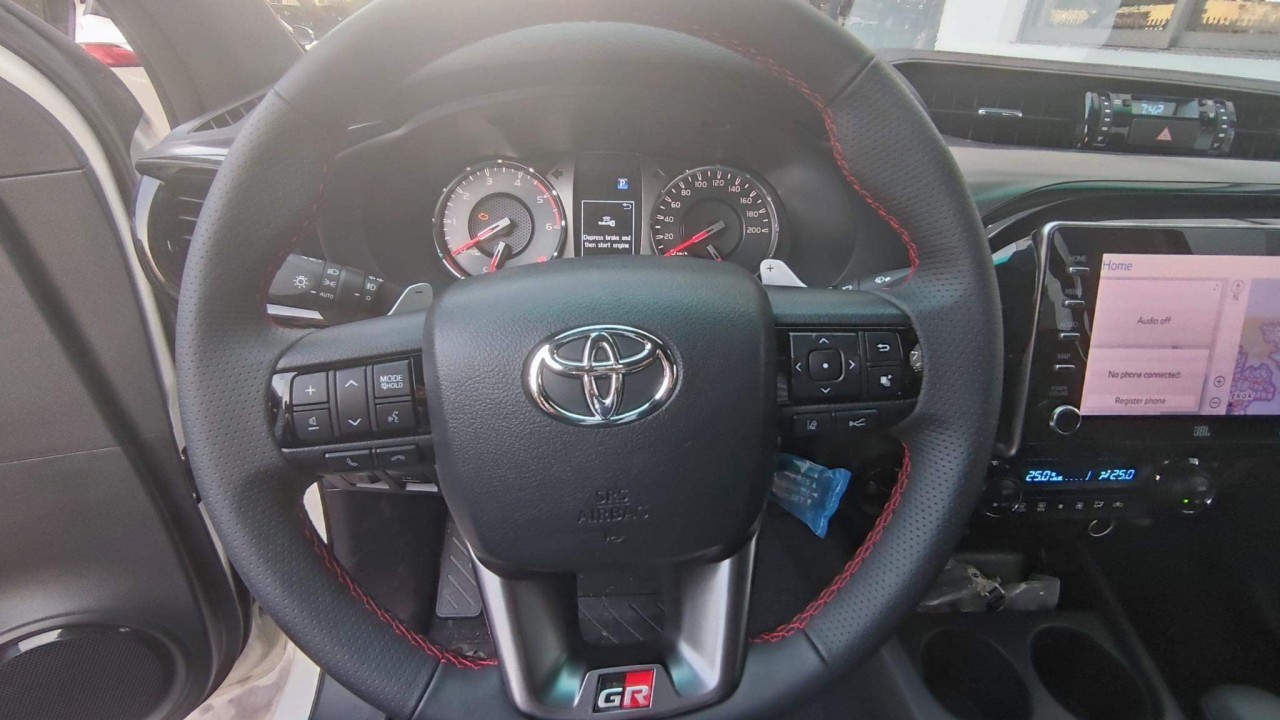 Toyota Hilux phiên bản GS Sport đầu tiên về Việt Nam có giá 1,1 tỷ đồng