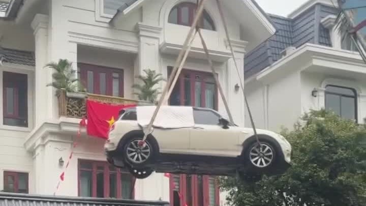 Clip cẩu ô tô ra khỏi khu dân cư ngập nước tại Hà Nội