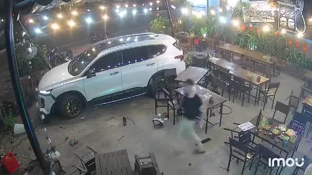 Tài xế lái ô tô Santa Fe tông vào quán nhậu ở Gia Lai