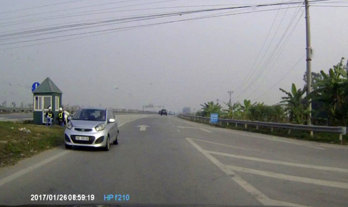 Tài xế ô tô thản nhiên đi ngược chiều trên đường dẫn Hà Nội - Lào Cai