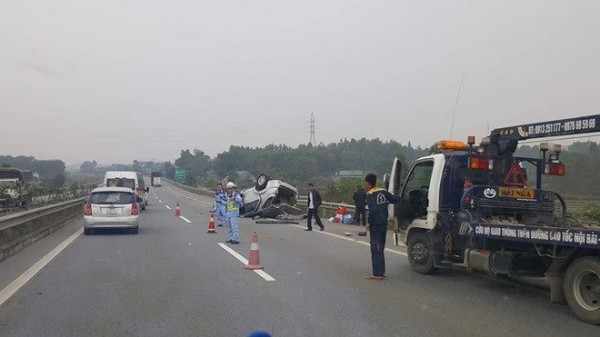 xe fortuner lat ngua tren cao toc noi bai lao cai 2 nguoi gay tay