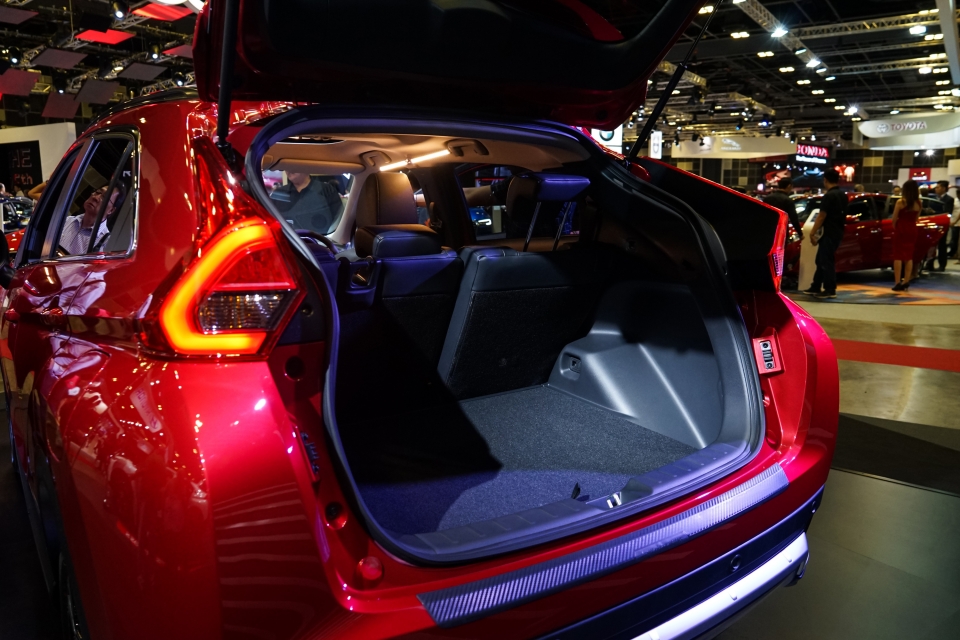 mitsubishi trinh dien eclipse cross 2018 gia nam giua outlander va outlander sport