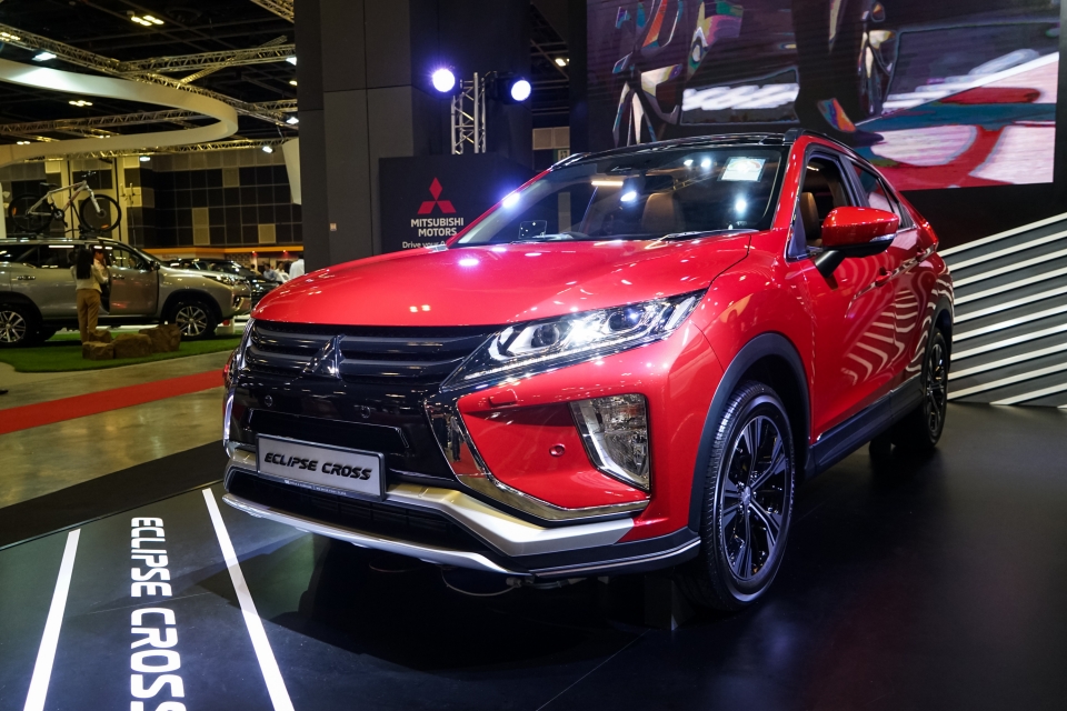 mitsubishi trinh dien eclipse cross 2018 gia nam giua outlander va outlander sport