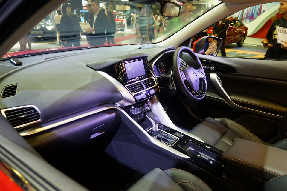 mitsubishi trinh dien eclipse cross 2018 gia nam giua outlander va outlander sport
